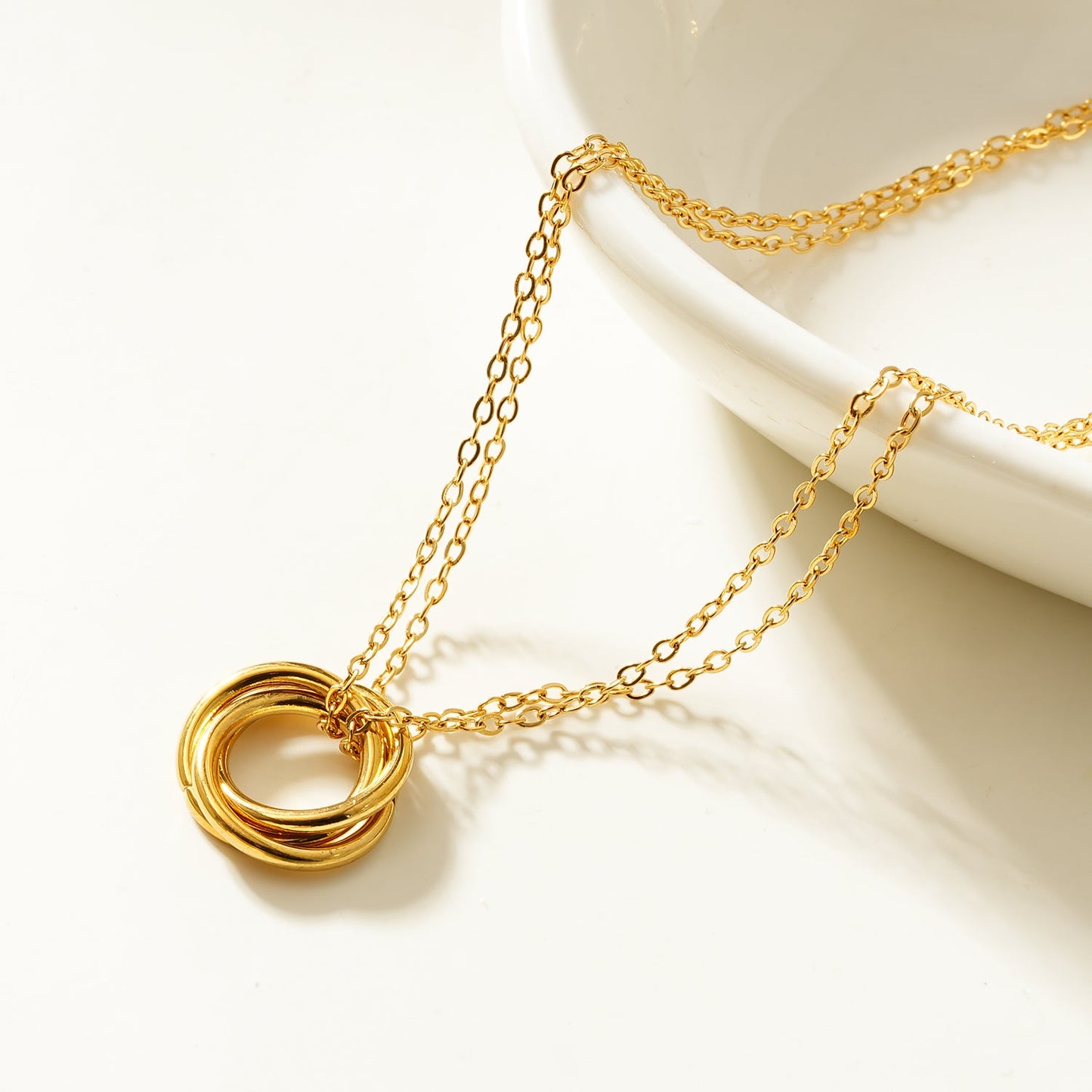 ELVIRA Gold: Double Chain Dainty Necklace with Intertwined 3-Ring Pendant – Symbol of Love, Unity & Eternity